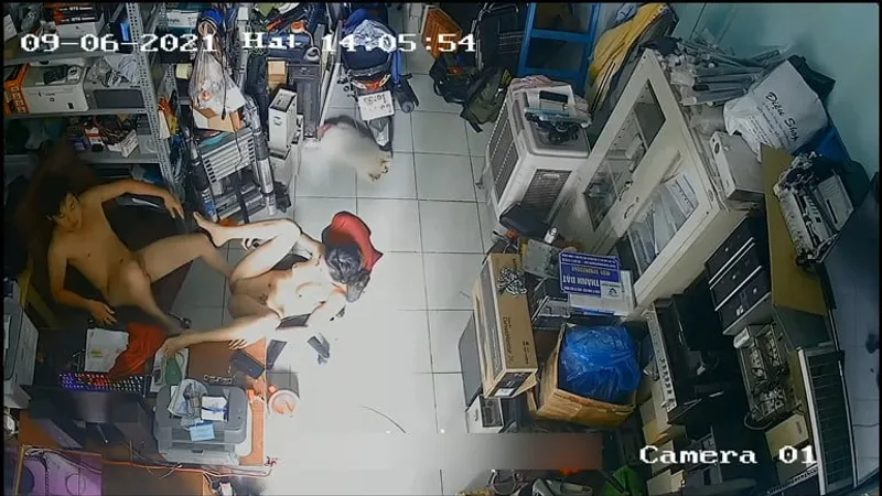 Vợ chồng yêu nắc nhau trong của buồi máy tính